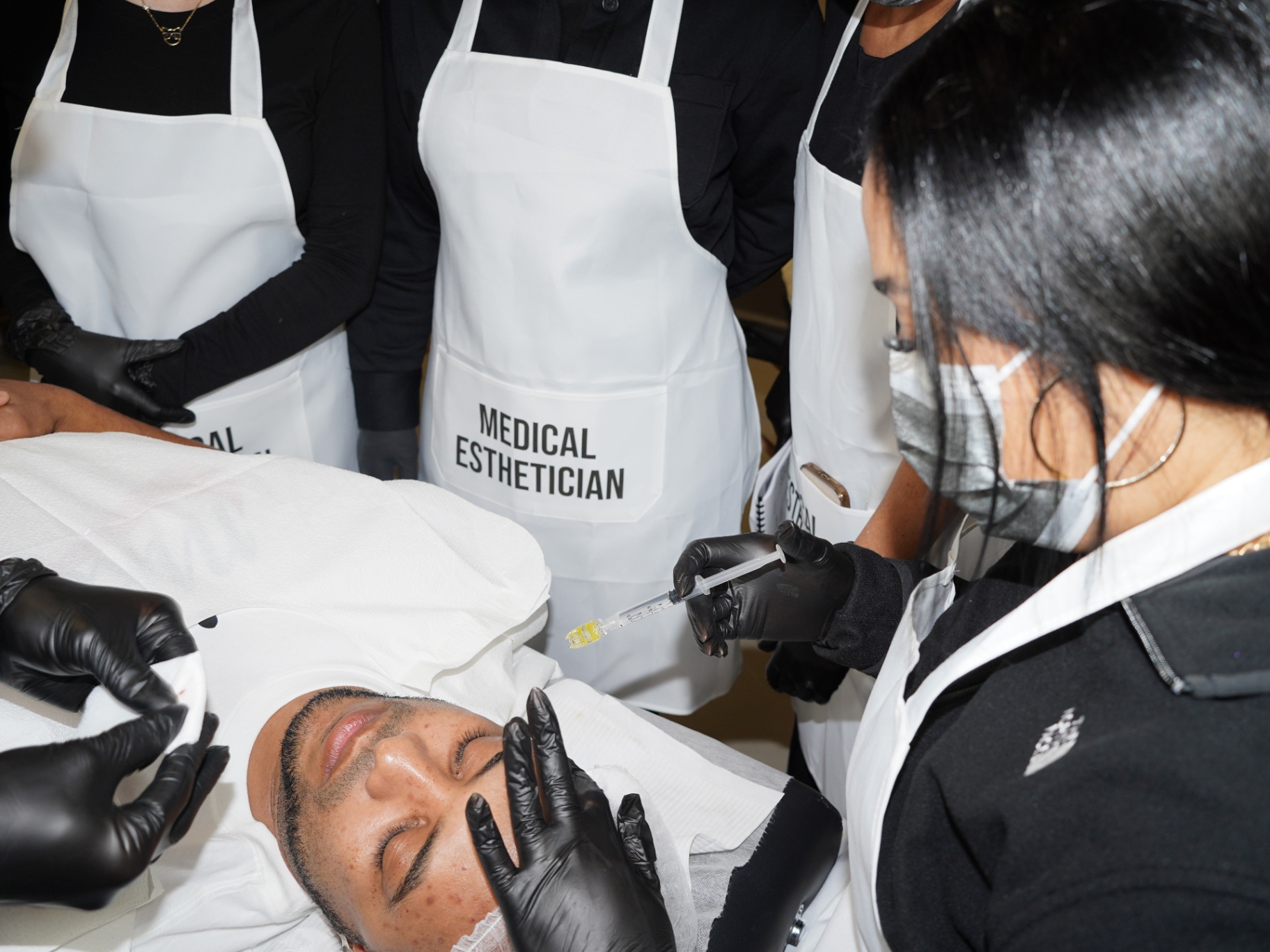 Prácticas Medical Esthetician — inyección supervisada con equipo GM Derma